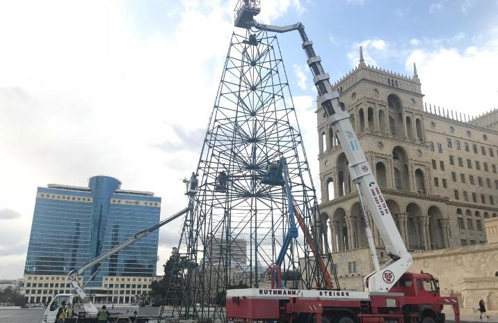 Bakıda 37 metrlik yolka qurulur - Fotolar