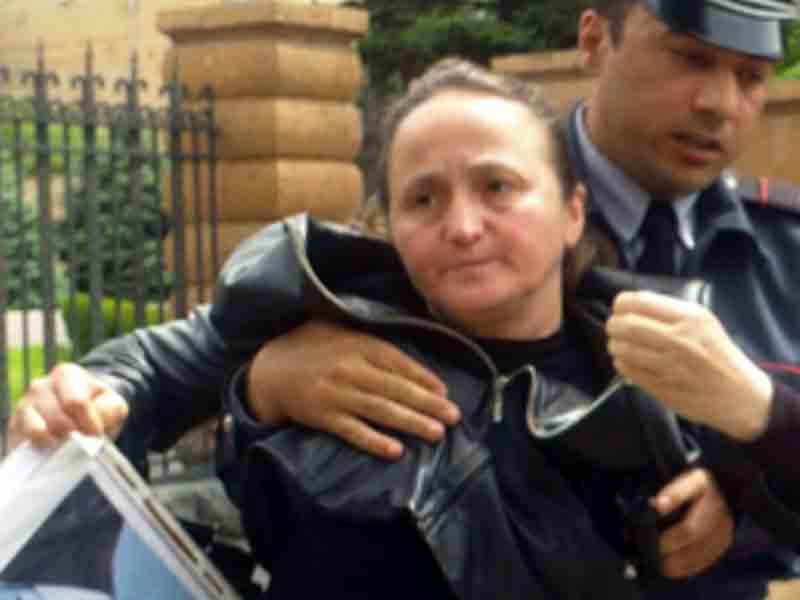 Erməni əsgər anası oğurluq etdi - Ac uşaqları üçün