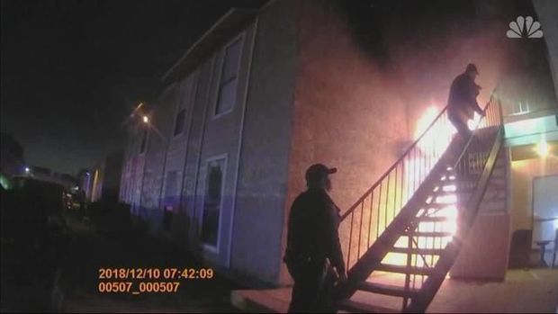 ABŞ-da polis yanan evdən özünü atan uşağı xilas etdi - VİDEO