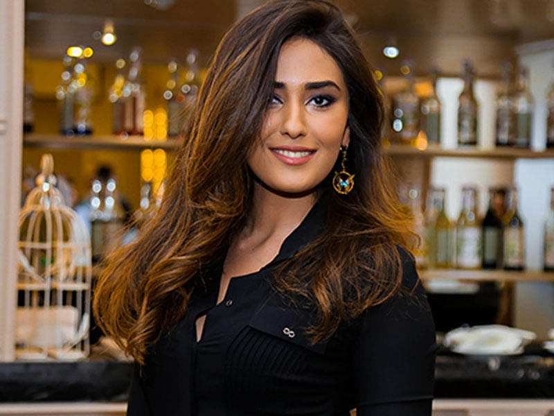 TÜRKİYƏYƏ KÖÇƏN PƏRVİN ELƏ GEYİNDİ Kİ, ALT PALTARI GÖRÜNDÜ – FOTO