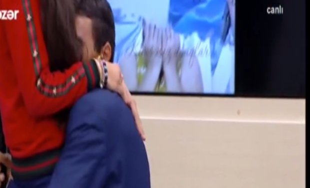 Canlı efirdə qızının qarşısında diz çökdü və... — FOTOLAR