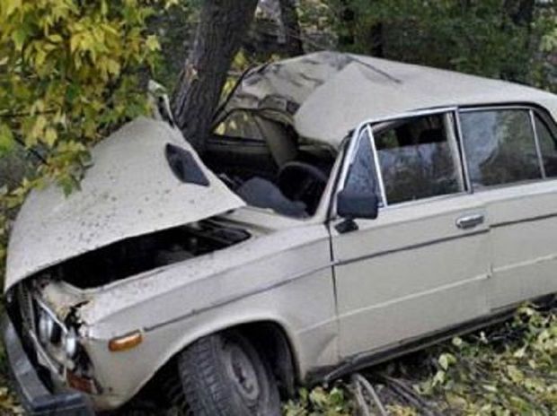 Ağcabədidə maşın ağaca çırpıldı: ölənlər var