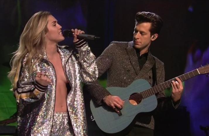 Səhnəyə elə geyimdə çıxdı ki... - Fotolar