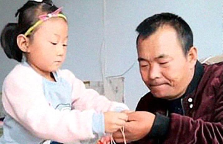 Dünya xəstə atasına baxan bu 6 yaşlı qızdan danışır - Fotolar