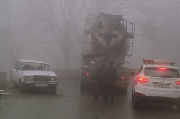 Betonqarışdıran maşın iki avtomobili əzdi - VİDEO