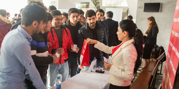 Bakcell karyera qurmaqda tələbələrə dəstək göstərir