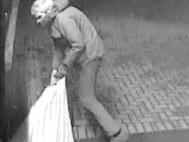 Bacarıqsız oğru 7 cəhddən sonra mağazanı yarıb, 10 minlik paltarları oğurladı - VİDEO - FOTO