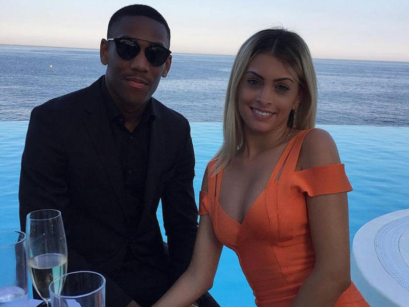 Futbolçu barda tanış olduğu modelə intim şəkillərini göndərib - FOTO