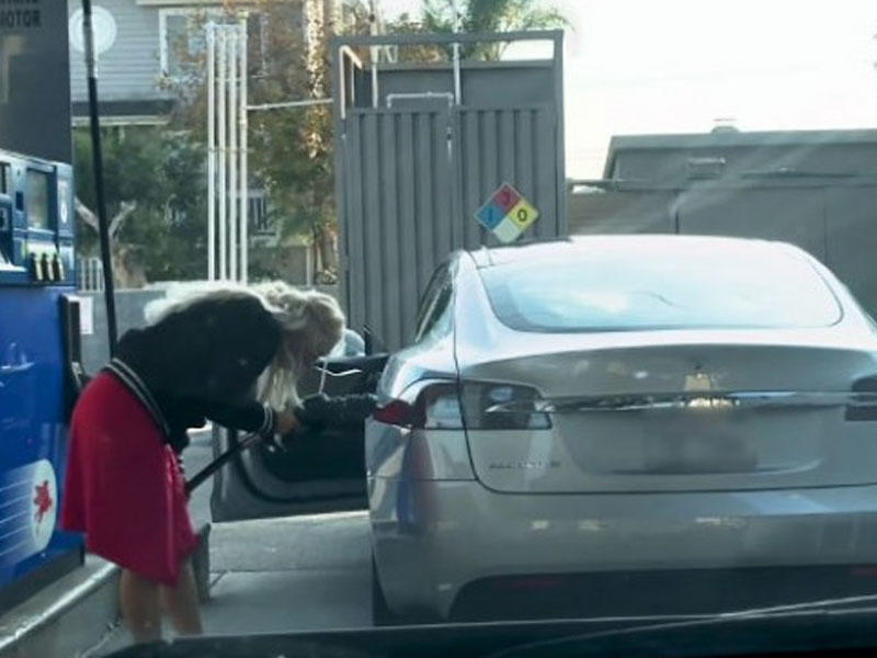 Qadın sürücüdən şok əməl: yanacağı baxın, hara vurur - VİDEO