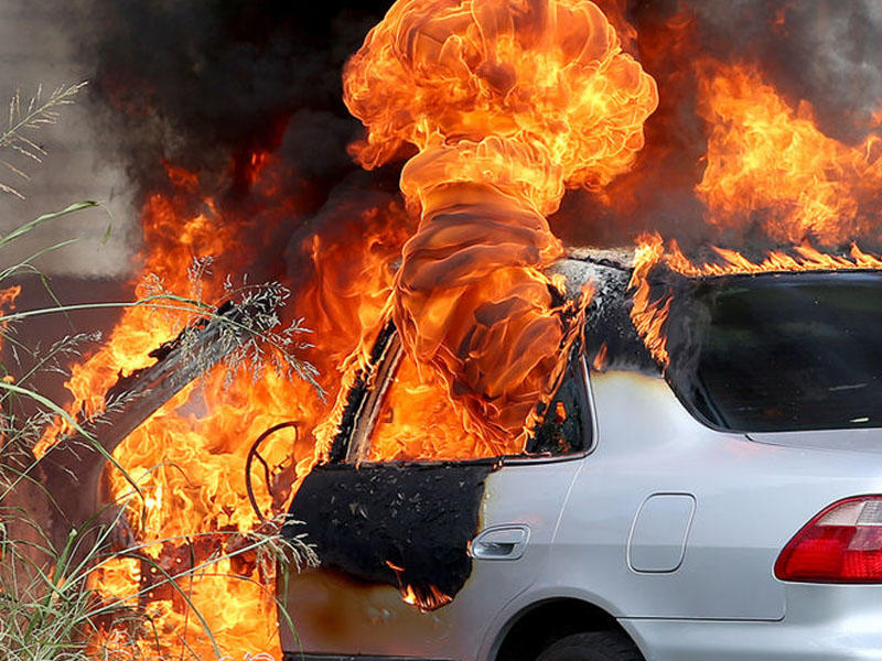 Azərbaycanlı müğənninin MAŞININI PARTLATDILAR - Özü içində olub - VİDEO