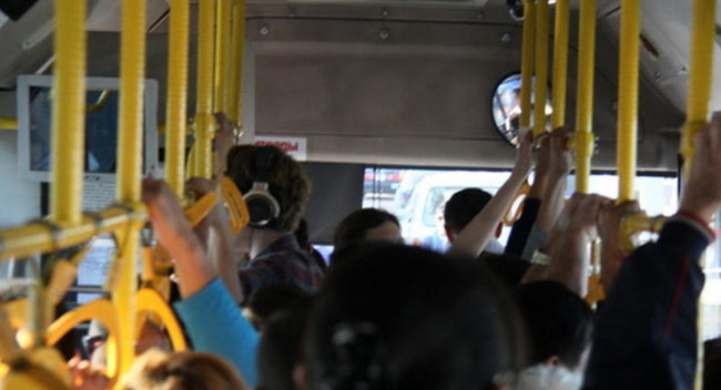 Bakıda avtobusda biabırçılıq: sərxoş ki̇şi̇ … – VİDEO