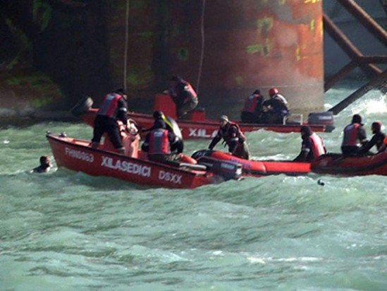 Xilasedicilər təhlükəli şəraitdə meyiti belə çıxardılar - VİDEO
