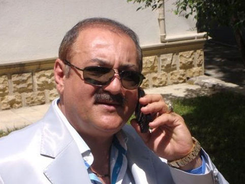 Tanınmış azərbaycanlı AVTOMATLA restorana daxil olub - Tavanı atəşə tutub - FOTO