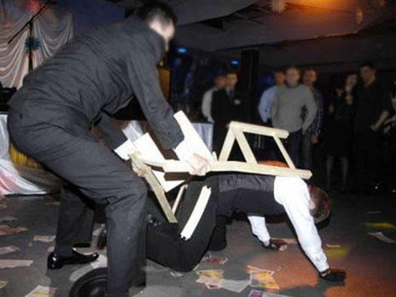 Toyda yemək az oldu, 