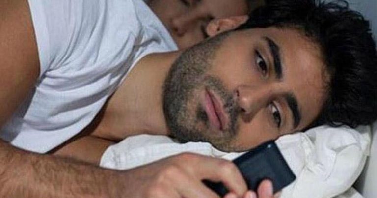 Kişinin xəyanət etdiyini göstərən 12 ƏLAMƏT