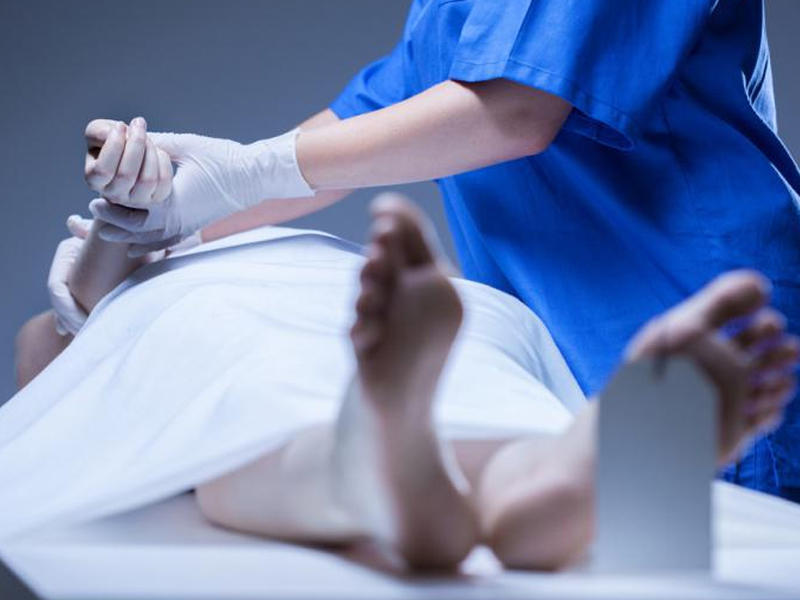 Cənazə mərasiminə gələn 23 yaşlı oğlan meyiti zorladı - FOTO