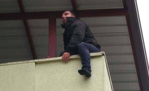 Simit satan kişi binaya çıxıb özünü atmaq istədi: 