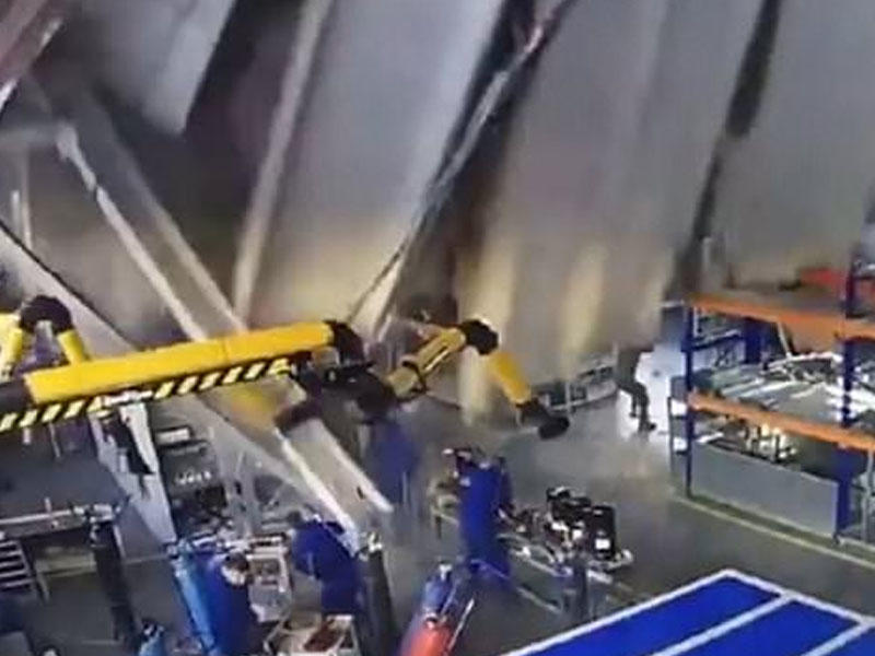 15 fəhlə dağıntıların altında qaldı - Zavodun tavanının uçma anı - VİDEO