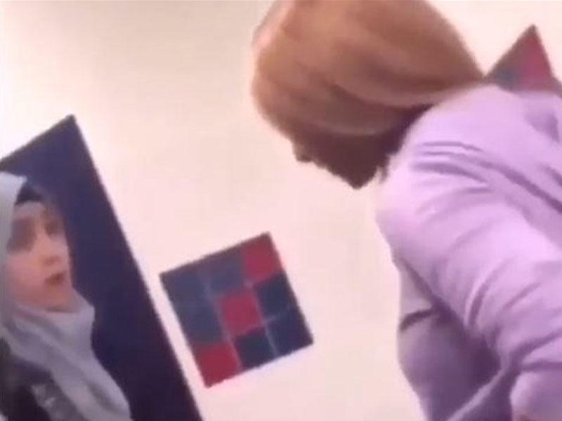 Məktəbdə hicablı qızı döydülər - VİDEO