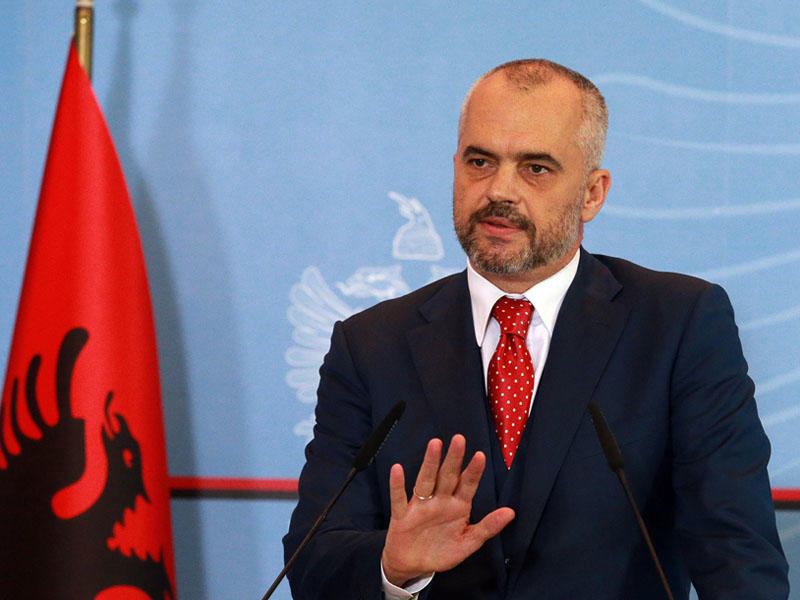 Albaniyanın baş naziri yumurta atəşinə tutulub