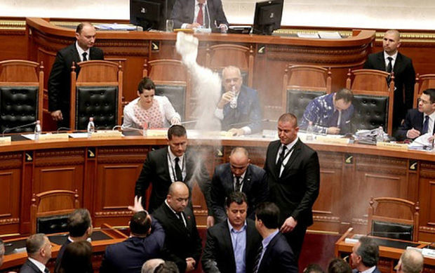 Albaniya baş nazirinə yumurta atdılar - VİDEO