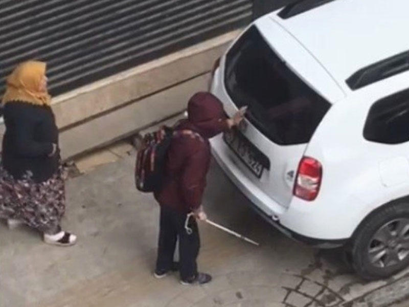 Görmə qüsurlu oğlanın səkidəki avtomobillə toqquşma anı ürək sızlatdı - VİDEO - FOTO