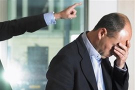 Salyan icra başçısı onu görüb ayağa qalxmayan müdi̇rləri̇ i̇şdən qovdu – BİABIRÇILIQ