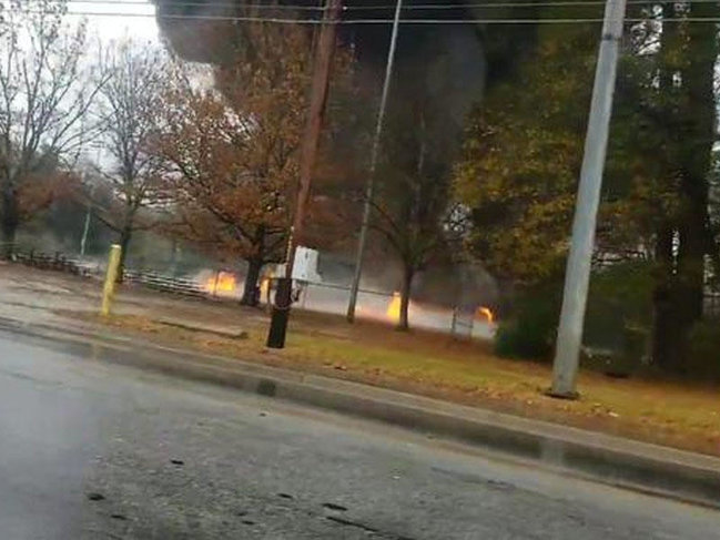 Təyyarə futbol meydançasına düşdü, ölənlər var - VİDEO
