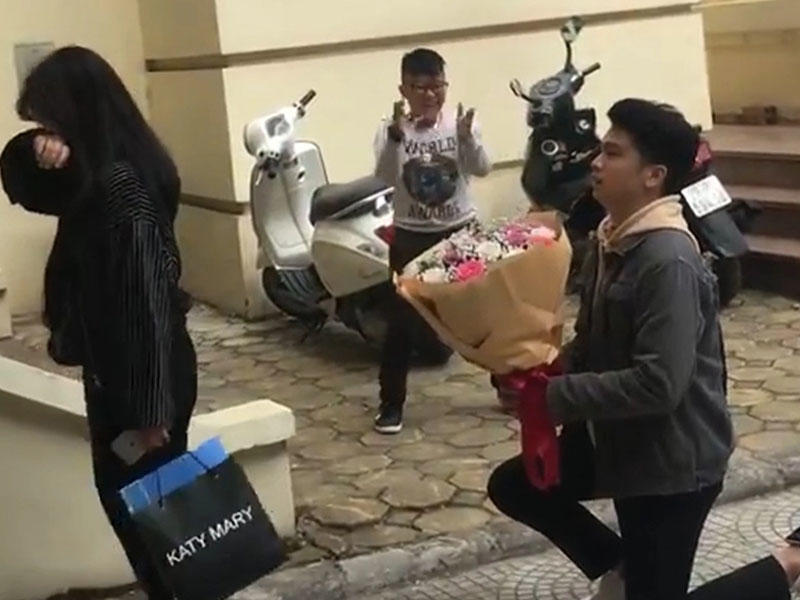 Qızın evlilik təklifinə qəribə reaksiyası - Vyetnam bu görüntülərdən danışır - VİDEO