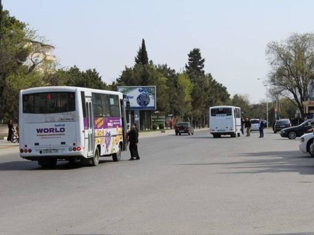 Yolun ortasında sərnişin düşürən avtobuslar - VİDEO
