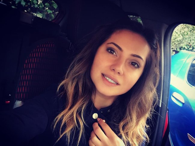 Ayan elə oturdu ki, hər yeri çöldə qaldı - FOTO