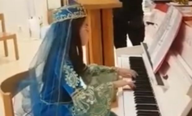 Çinli qız “Sarı gəlin” mahnısını ifa edib - VİDEO