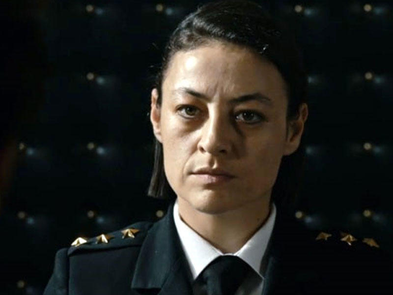 Serialda həbsxana müdiri olan aktrisadan striptiz şou - FOTO