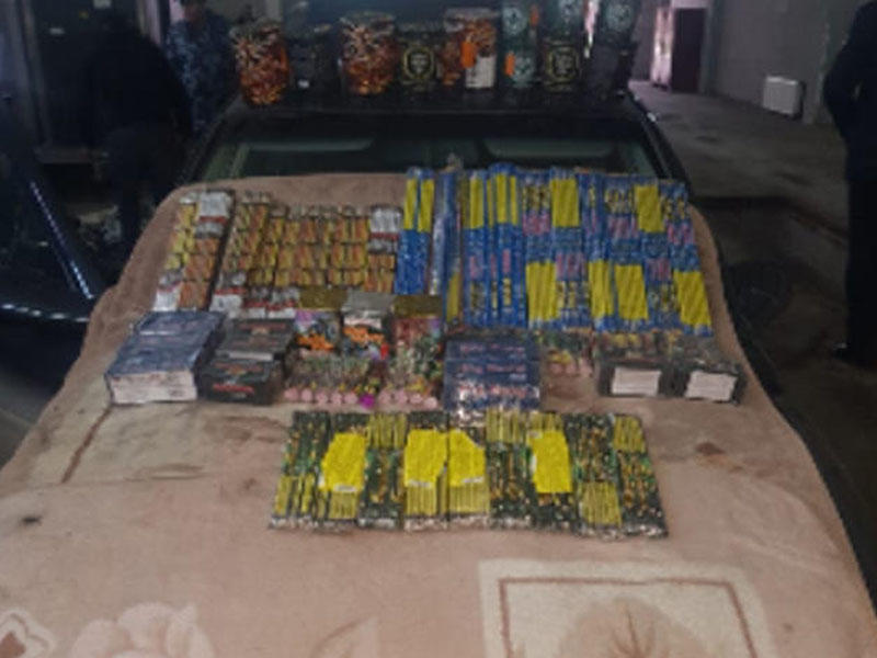 Gürcüstandan gələn avtomobilin yük yerindən külli miqdarda pirotexniki vasitələr tapıldı - FOTO