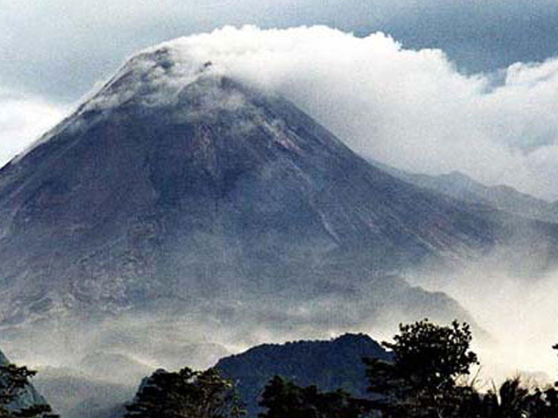 İtaliyada Etna vulkanı aktivləşdi - 150 dəfə püskürdü