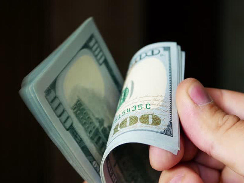 Dollar yen qarşısında 4 aylıq minimuma enib