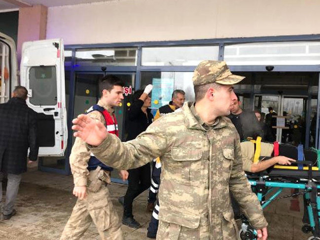 Əsgərləri daşıyan avtomobil aşdı: ölən və yaralananlar var - FOTO