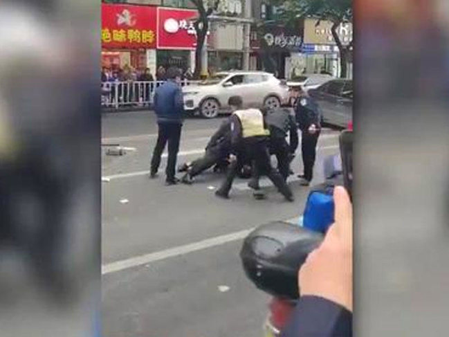 Silahlı şəxs avtobusu qaçırıb, piyadaların üstünə sürdü: ölənlər və yaralananlar var - VİDEO