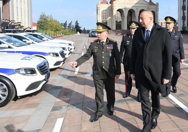 Prezident yeni polis maşınlarına baxdı - FOTOLAR