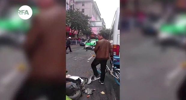 Çində kişi qaçırdığı avtobusu piyadaların üstünə sürdü - VİDEO