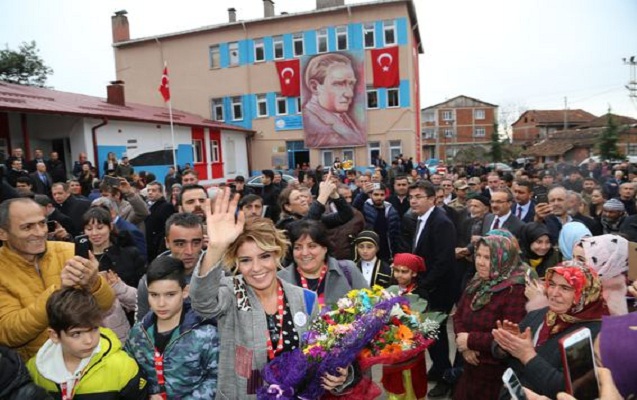 Türkiyəli müğənni daha bir məktəb açdı - Fotolar