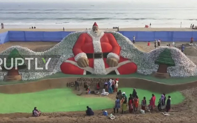 Qumdan və plastik qabdan Şaxta baba hazırladı - Video