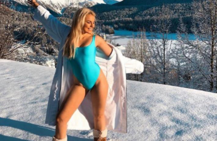 Qarlı havada soyundu - Fotolar