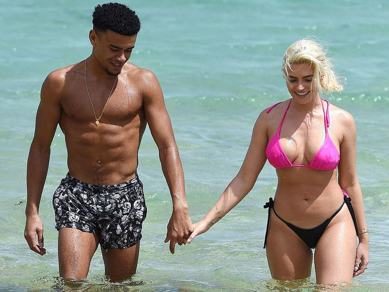 Kimsəyə fikir verməyib öpüşdülər - FOTO