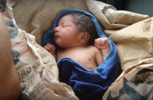 Uşağını ayaqyolunda dünyaya gətirib zibilliyə atdı: Görün kimdən hamilə imiş