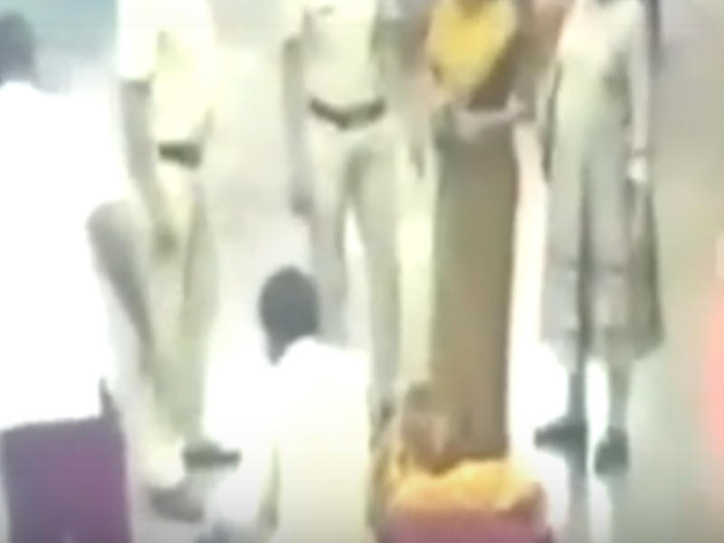 Stansiyada həyəcanlı anlar: 21 yaşlı qadın sərnişinlərin arasında uşaq doğdu - VİDEO - FOTO