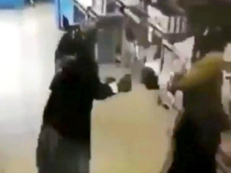 Yaşlı qadınların marketin kamerasına düşən görüntüləri rekord qırır - VİDEO