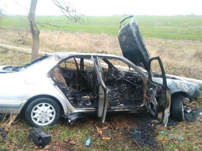 Avtomobil ağaca çırpılaraq yandı: sürücü yaralandı - VİDEO - FOTO