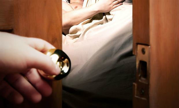 Ərinə gözəllik salonundayam deyib, başqa kişi ilə görüşə getdi — Video