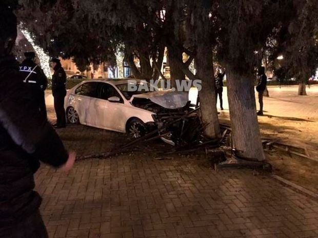 Bakı bulvarında maşın ağaca çırpıldı - VİDEO